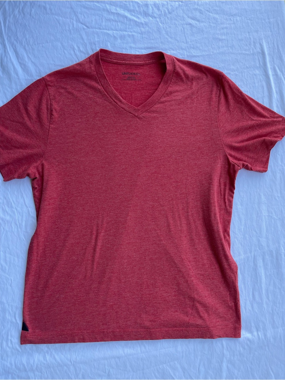 UNTUCKit Men's V-Neck Tee in Heather Red